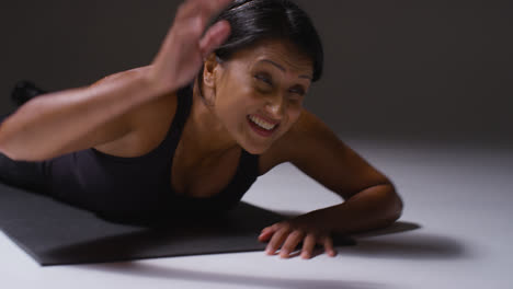 Foto-De-Estudio-De-Cerca-De-Dos-Mujeres-Maduras-Vistiendo-Ropa-De-Gimnasio-Haciendo-Ejercicios-De-Plancha-Juntas